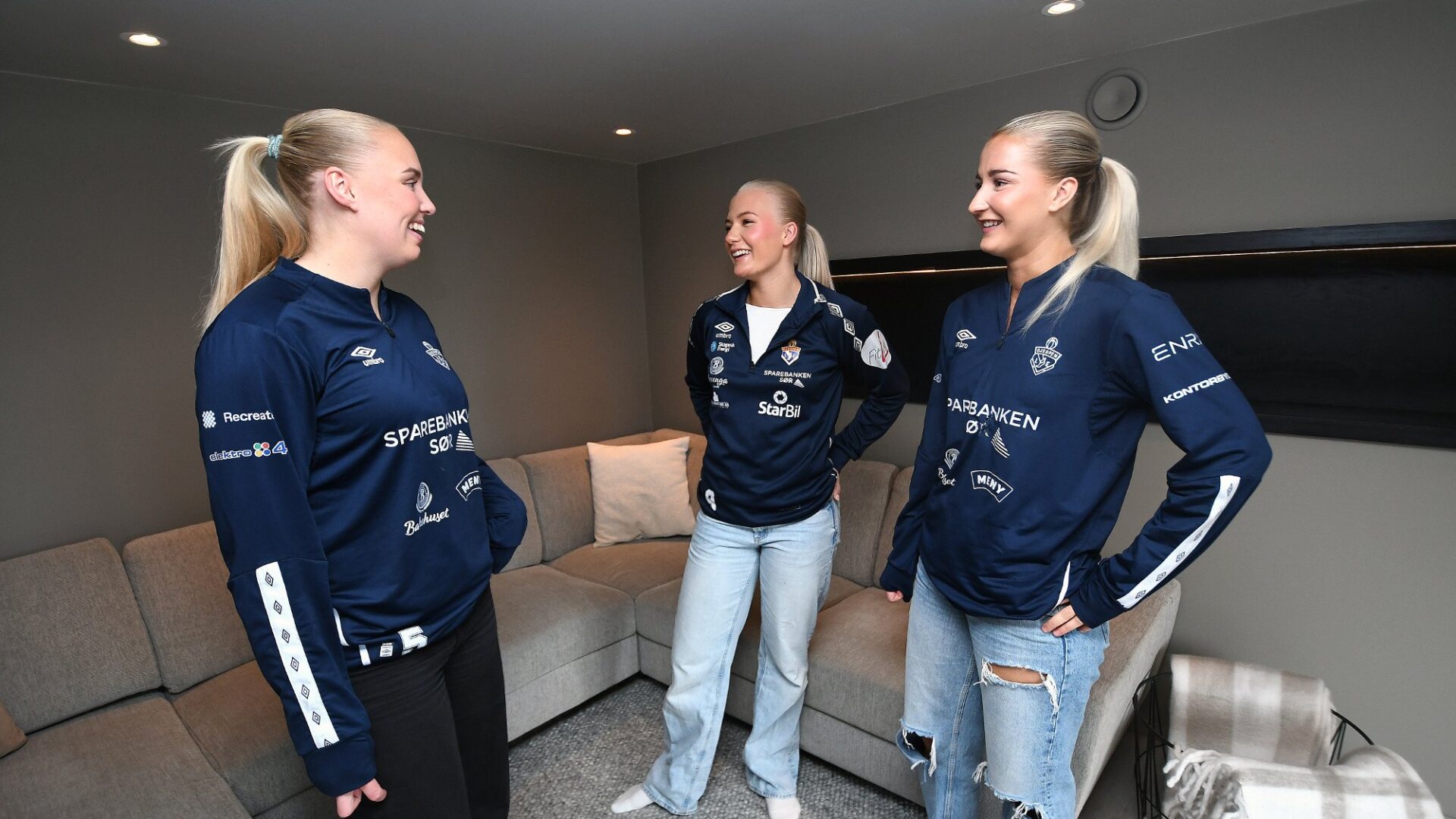 UNDER SAMME TAK: Ronja Vesterøy, Hannah Høsøien og Lea Tidemann Stenvik flytter sammen. Foto: Ole Martin Møllerstad/TA