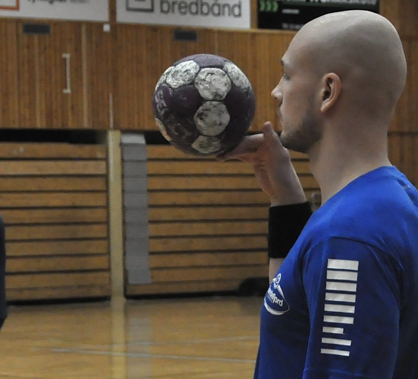 Viktor Hedin leker med ballen. I kamp pleier han å leke med motstanderens målvakt.