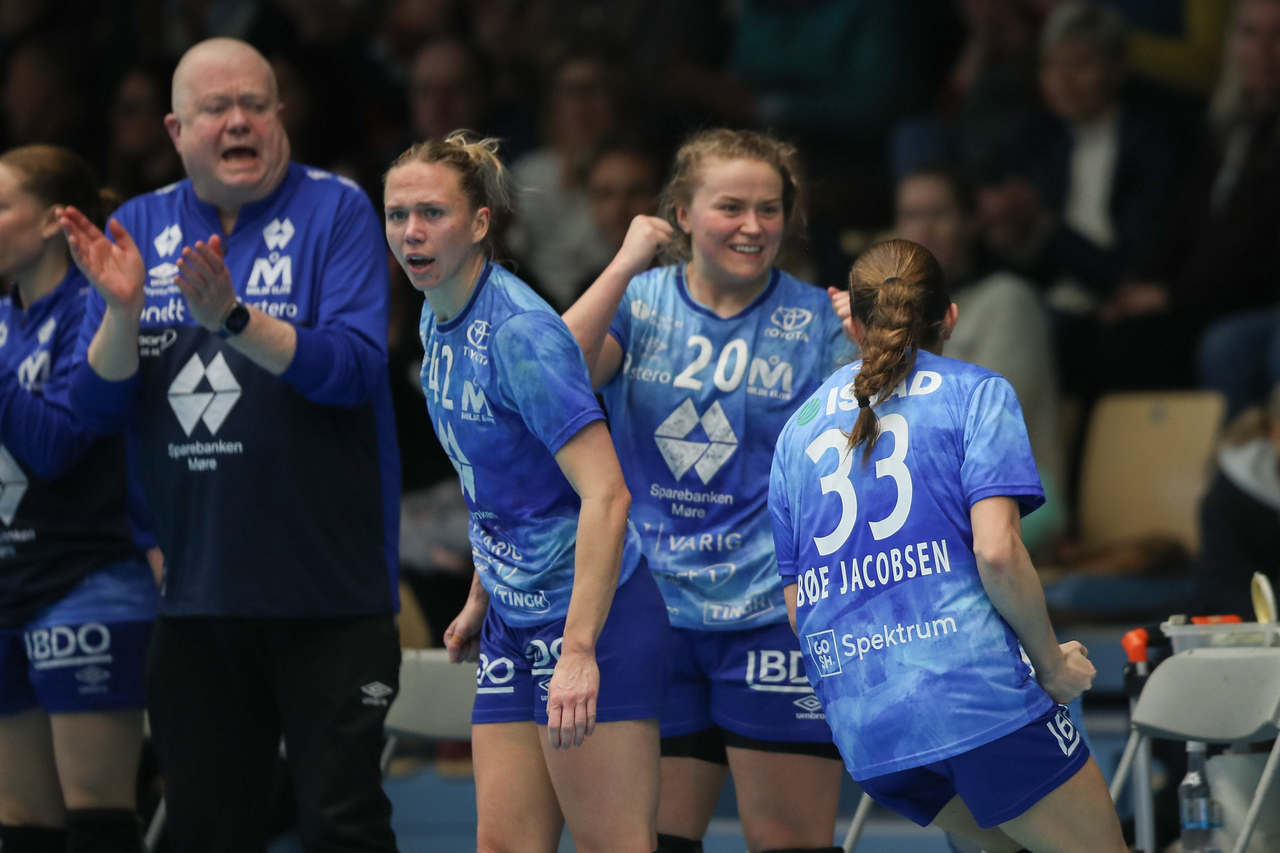 En seier å juble for! Med Jenny Carlson, Maja Muri, Julie Bøe Jacobsen og trener Tor Odvar Moen som passende illustrasjon i dette bildet fra en tidligere kamp. Foto: Jon Forberg