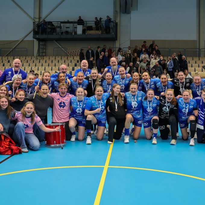 Feststemning i Molde Arena under og etter kampen, med håndballjentan og glade supportere samlet etter medaljeutdelingen. Foto: Jon Forberg
