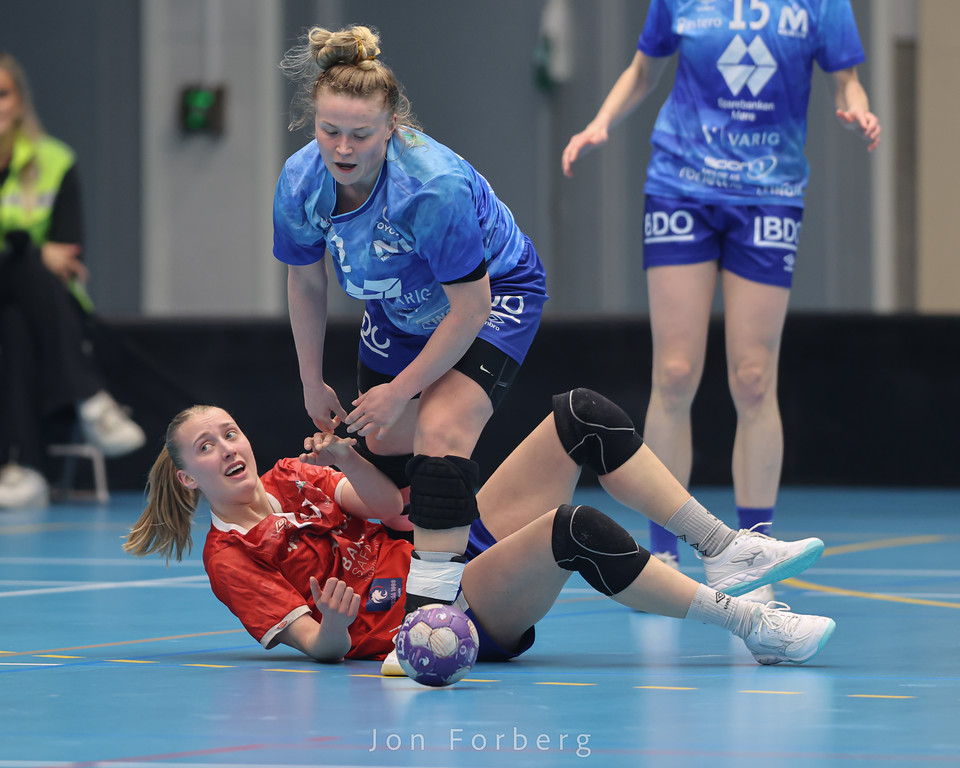 Toppscorerduell i begge ender av banen, mellom Maja Muri og Fanas Martine Kårigstad Andersen. Bildet er hentet fra den første kvartfinalekampen i Molde Arena. Foto: Jon Forberg